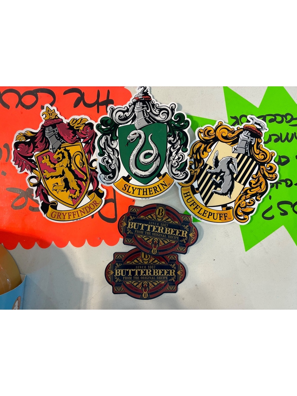 5 Harry Potter stickers gryffindor, slytherin, hufflepuff & 2 butterbeer